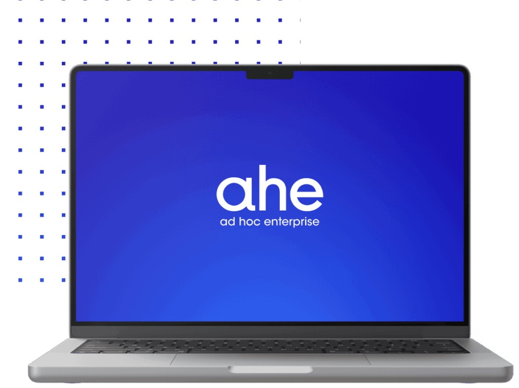 Ecco gli alt text per le immagini: ad-hoc-enterprise.png — Laptop con schermo che mostra il logo AHE – ad hoc enterprise su sfondo blu