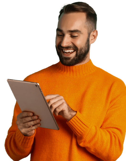 Professionista sorridente che utilizza un tablet