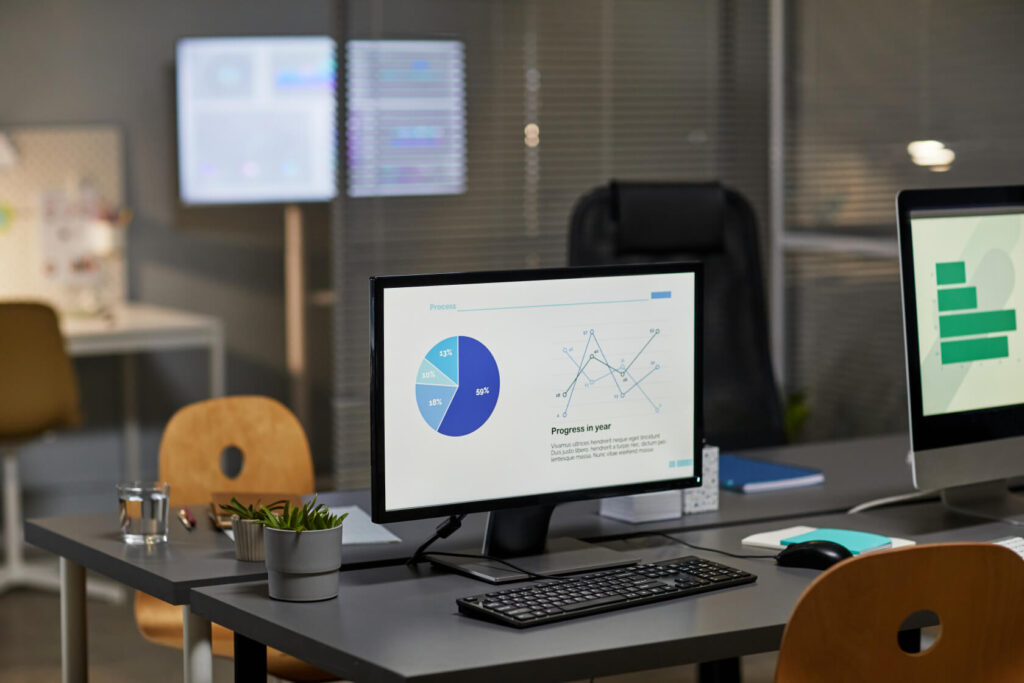 Monitor da ufficio con dashboard di analisi dati e grafici