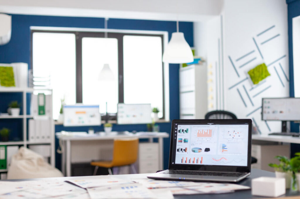 Laptop con dashboard gestionale in un ufficio moderno