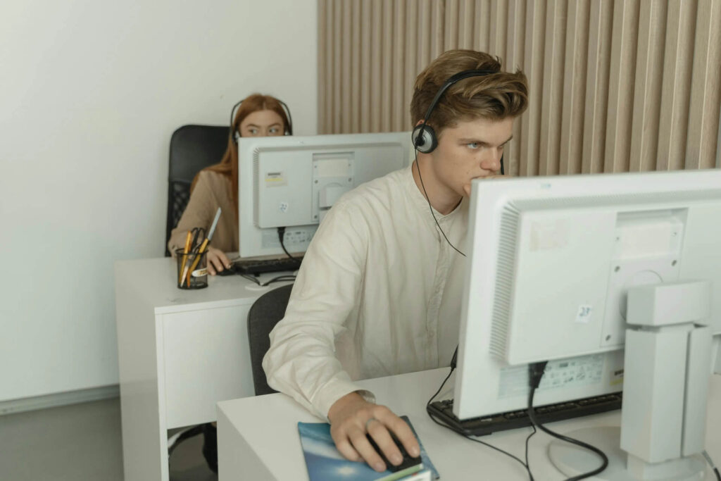 Operatori con cuffie al lavoro su computer in un call center