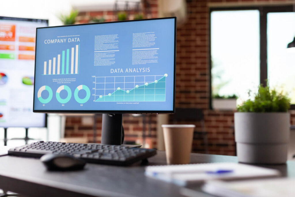 Monitor con dashboard di analisi dati aziendali