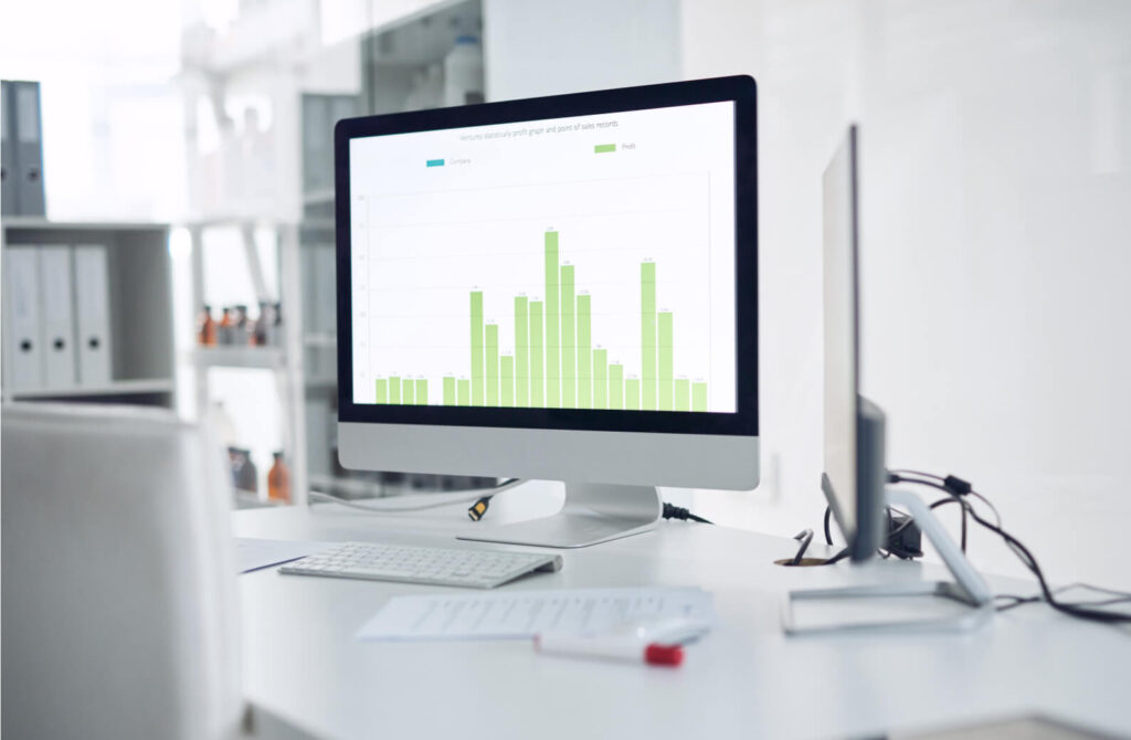 Monitor con grafico a barre per l'analisi dei dati aziendali