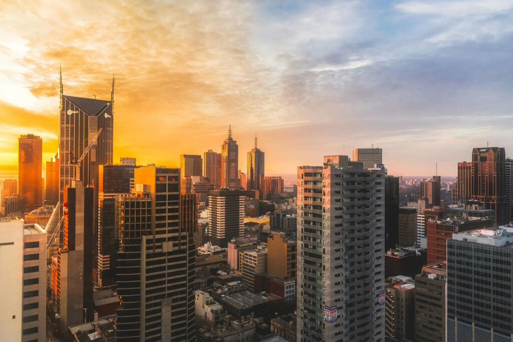 Skyline di una città al tramonto